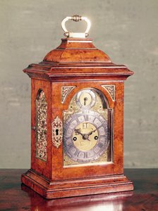 Relógio de mesa, folheado de nogueira com encaixes de prata dourada, por David Hubert (fl.1714-48), c.1725